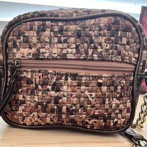 SAK unique pattern w/colors of tan, bronze, bits of almost olive green stylish